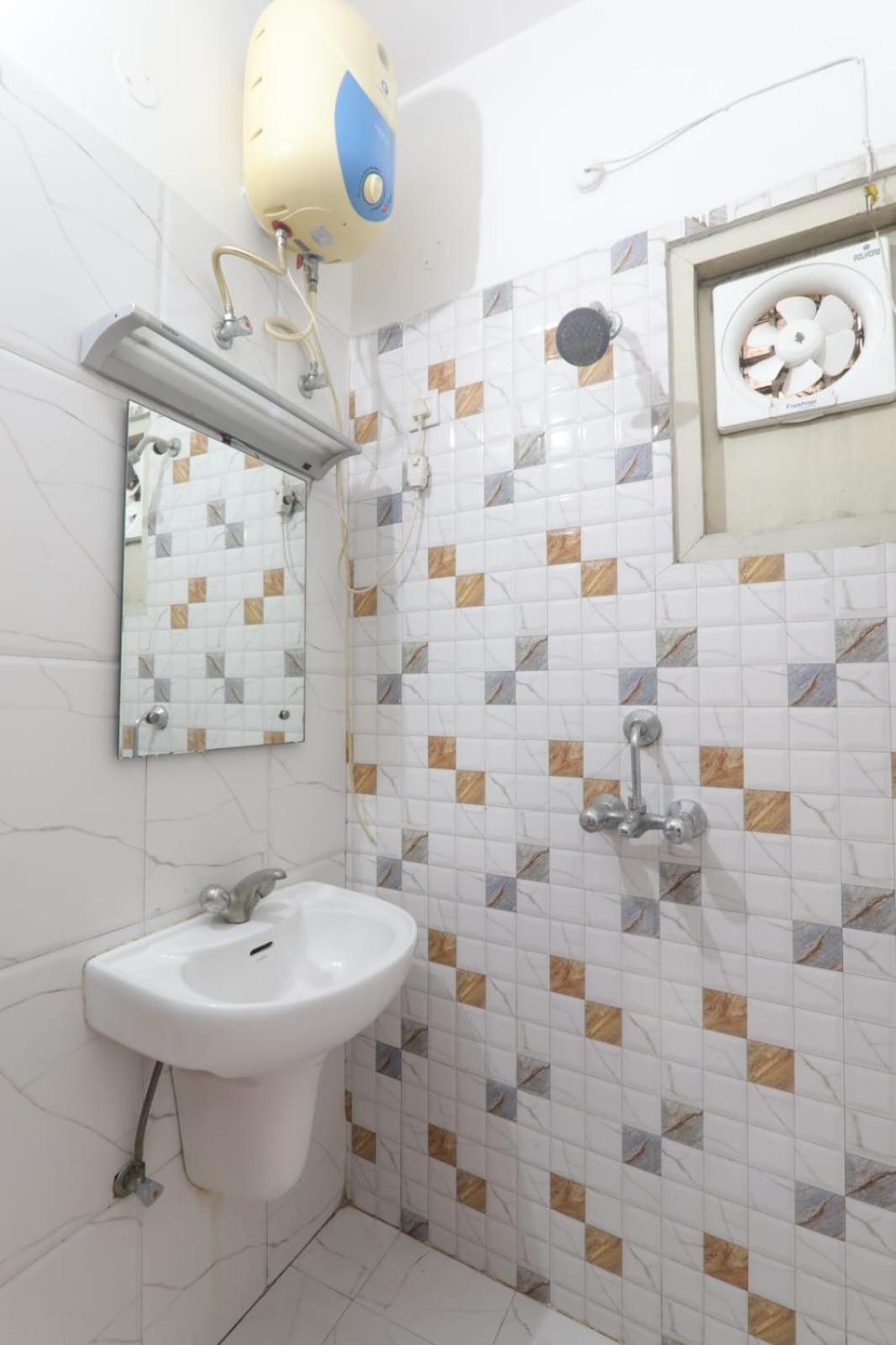 Hotel Global Inn -1 Km From Railway Station - Lift Food And Free Parking Lucknow Exterior foto