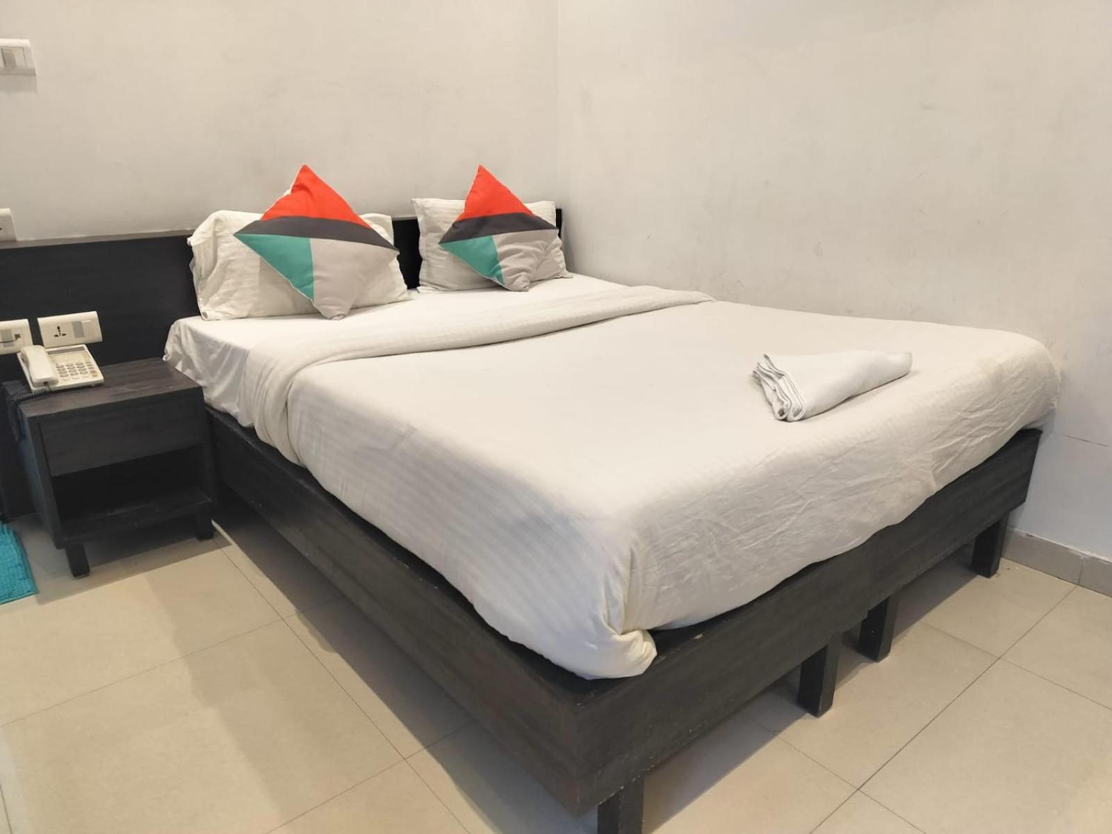 Hotel Global Inn -1 Km From Railway Station - Lift Food And Free Parking Lucknow Zimmer foto